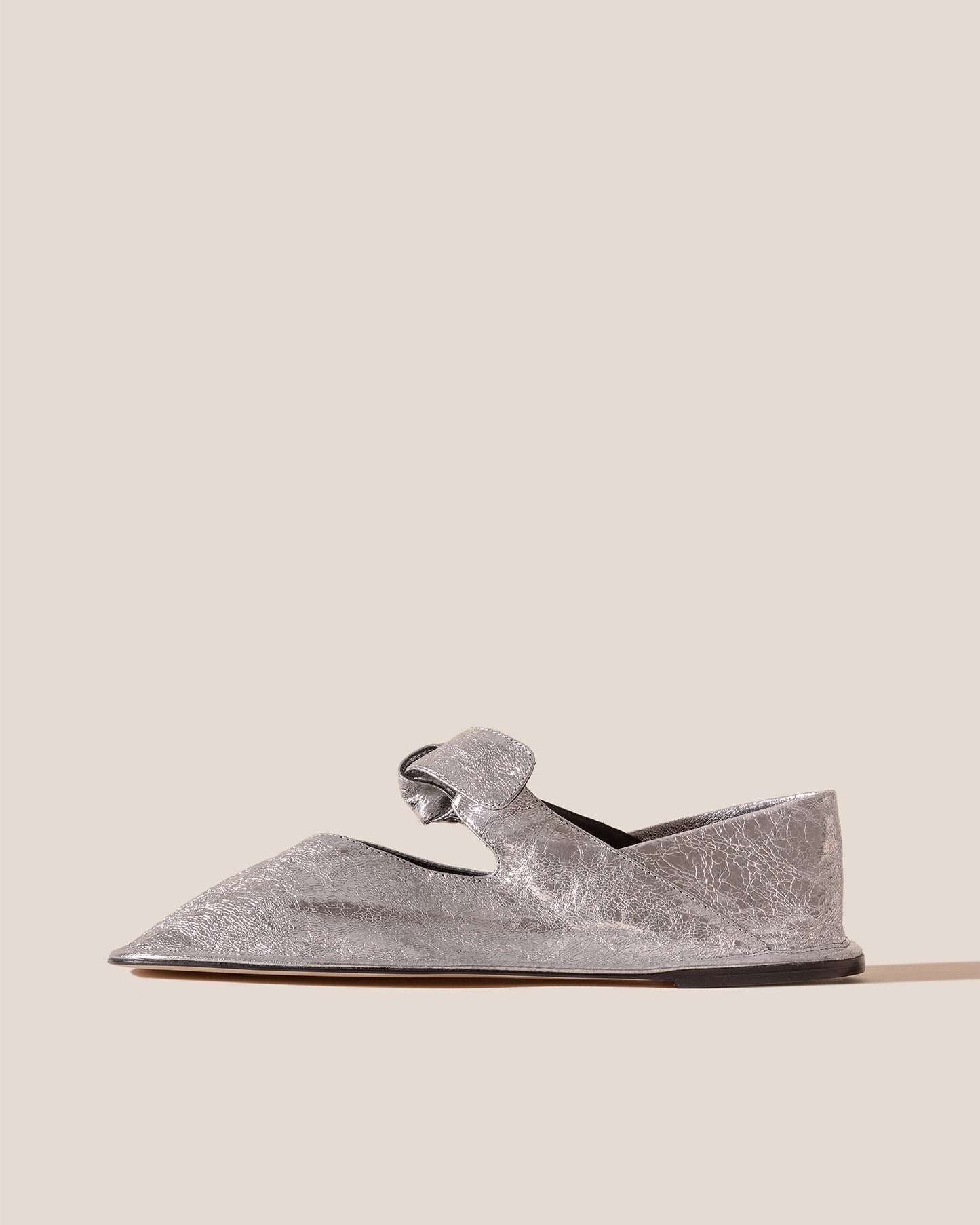 LLASADA CRINKLED METALLIC - Front-Knot Pump