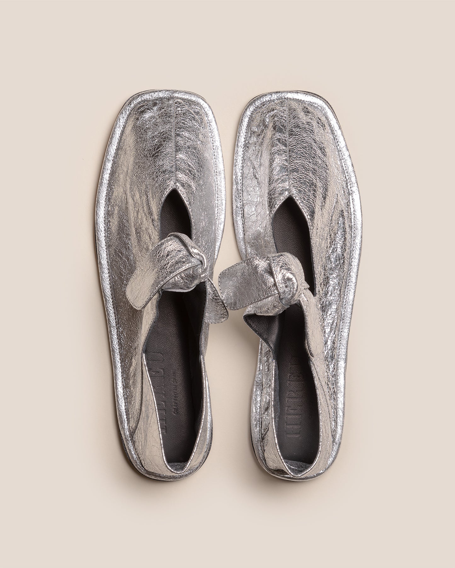 LLASADA CRINKLED METALLIC - Front-Knot Pump