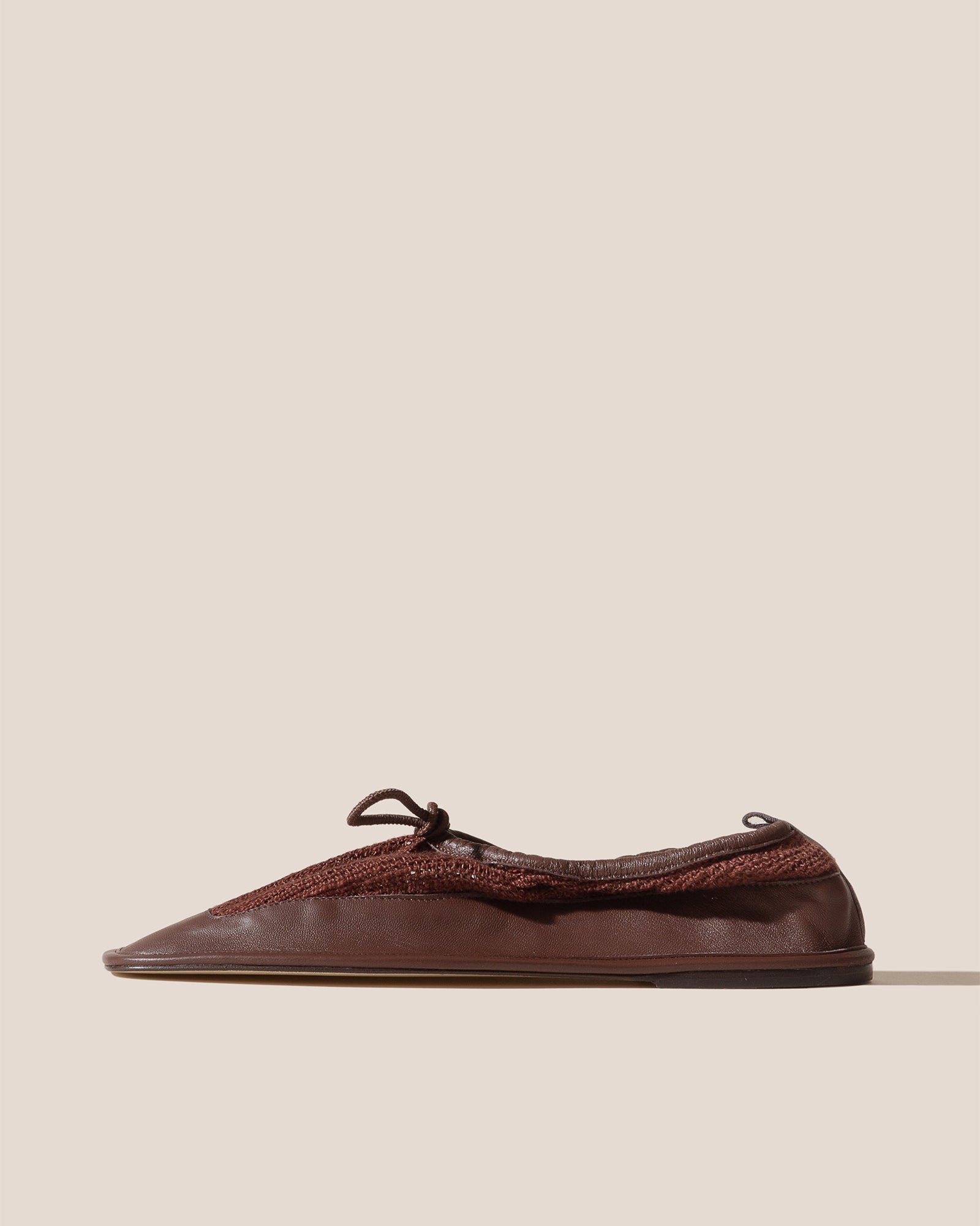 ◆HEREU◆ Puntera Flat Shoes Chestnut WFR21PUNT003 WFR21PUNT PUNTERA - Pleated-Toe Pump – Hereu Studio