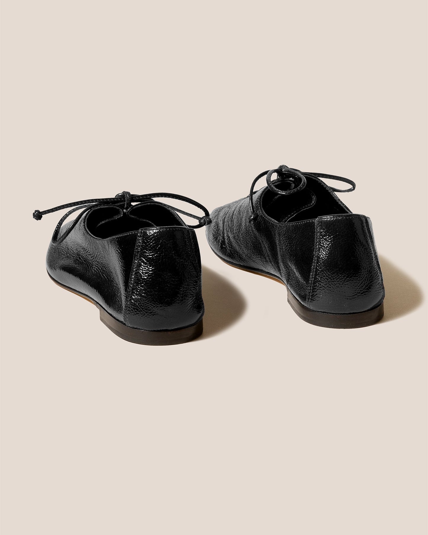 PLEGADA CRINKLED GLOSSY - Deconstructed Lace-up Shoe