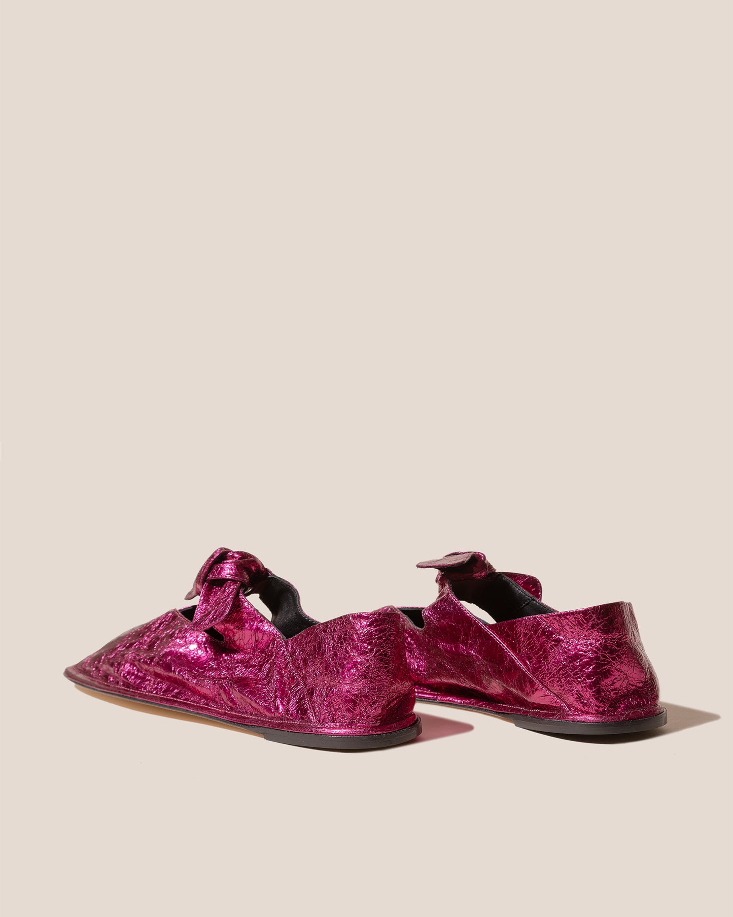 LLASADA CRINKLED METALLIC - Front-Knot Pump