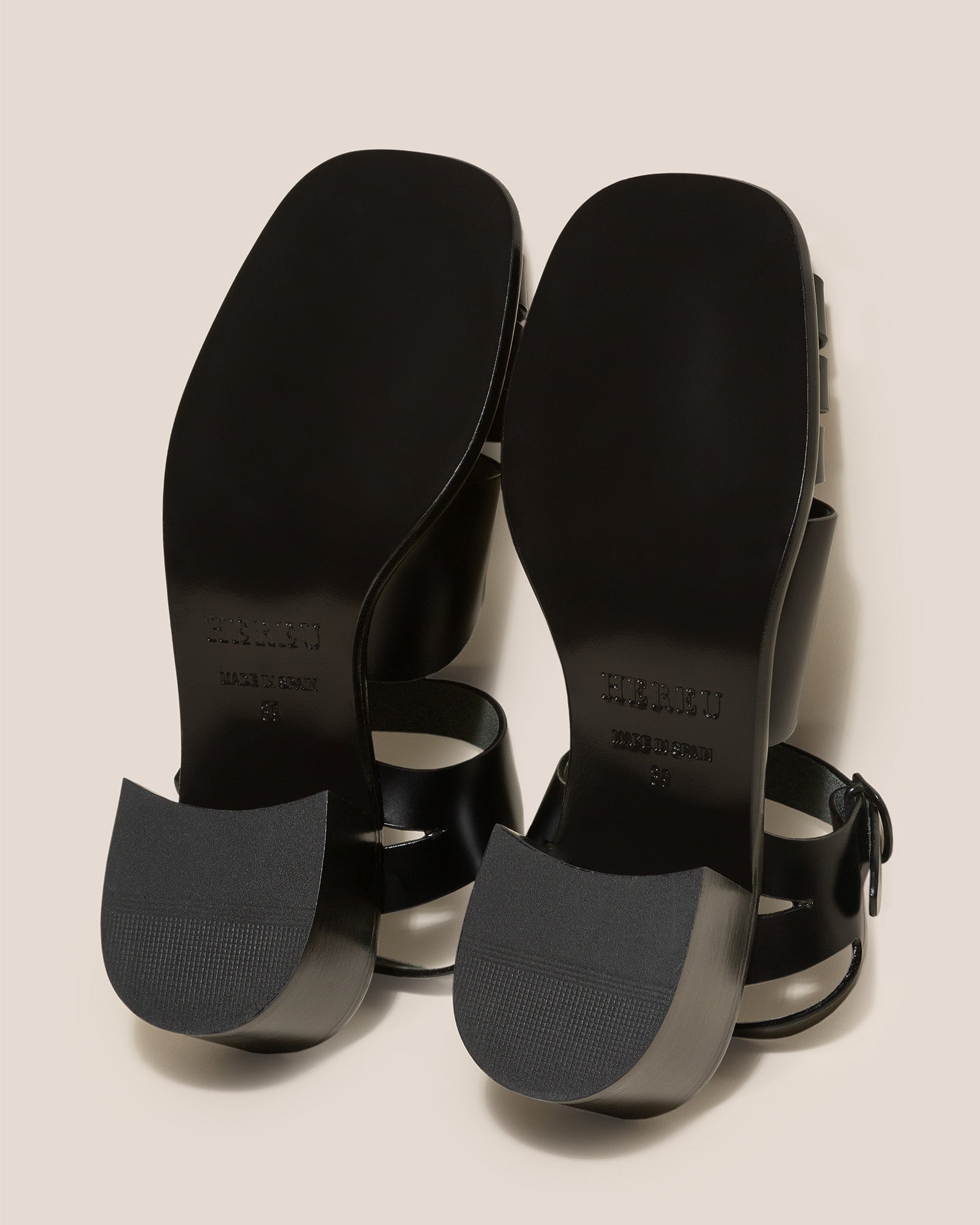 ANCORA SQUARED HEELED GLOSSY - Open-Toe Fisherman Sandal