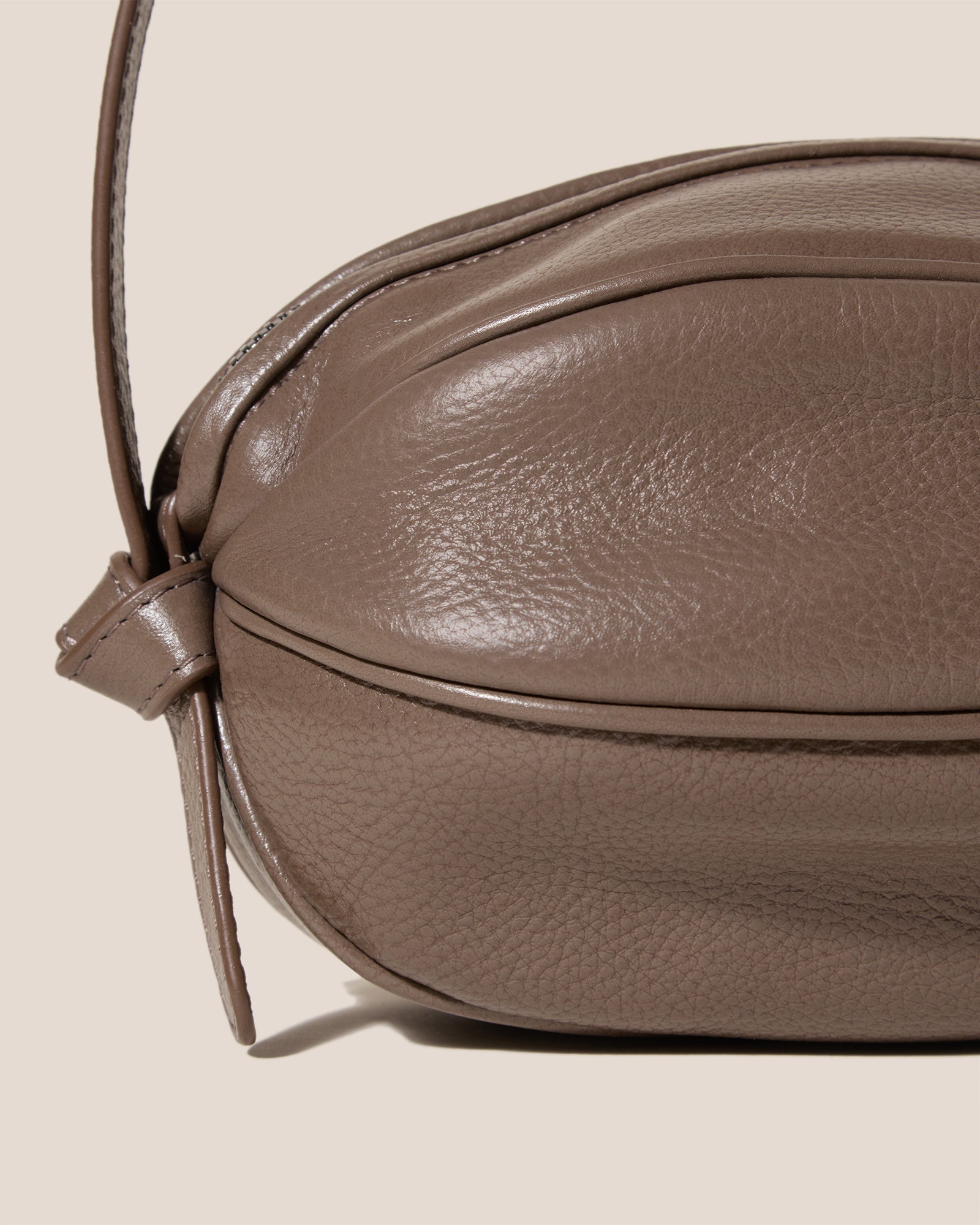 BOYA DISTRESSED - Ball-Shaped Crossbody Bag