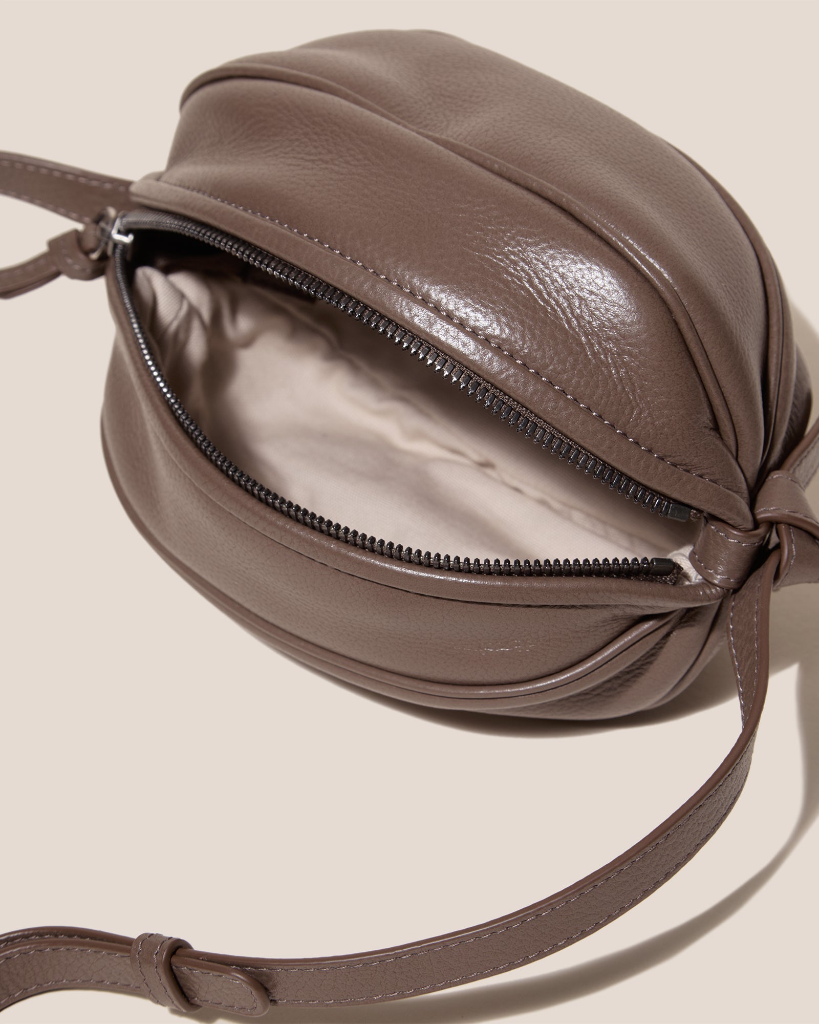 BOYA DISTRESSED - Ball-Shaped Crossbody Bag