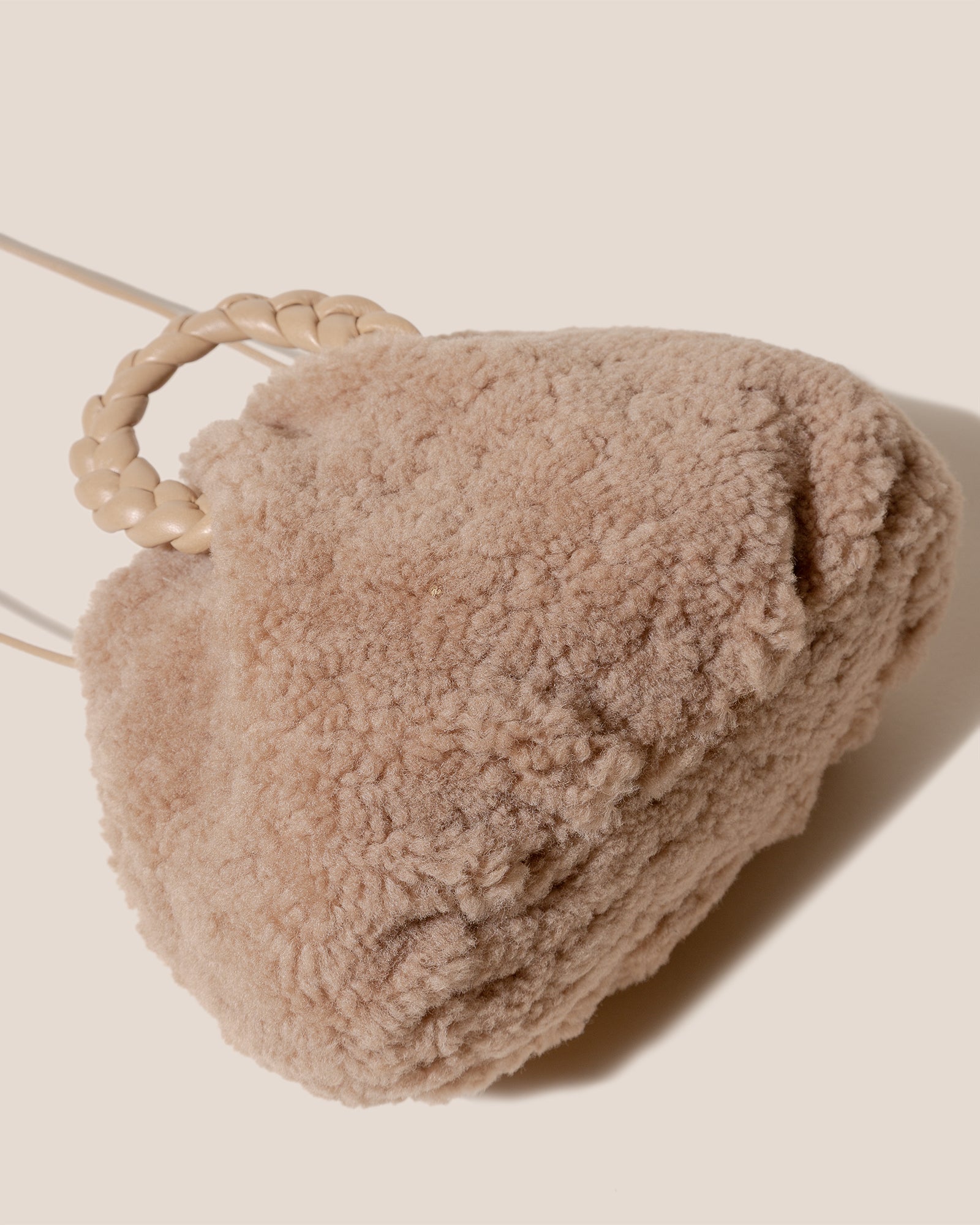 BOMBON CURLY SHEARLING - Plaited-handle Shearling Handbag – Hereu