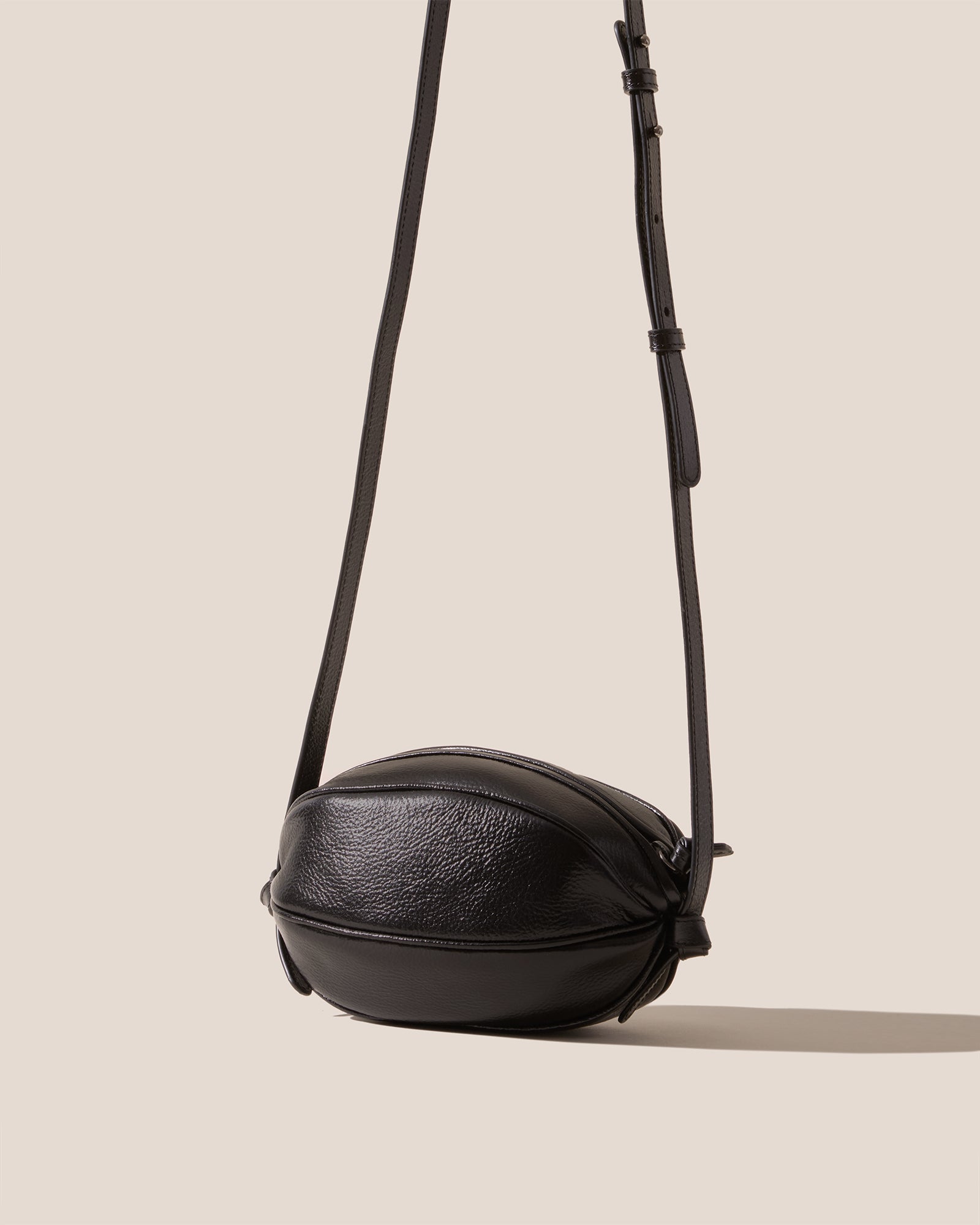 BOYA DISTRESSED - Ball-Shaped Crossbody Bag