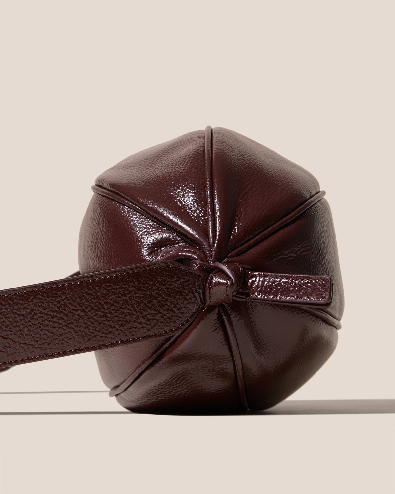 BOYA L DISTRESSED - Ball-Shaped Crossbody Bag