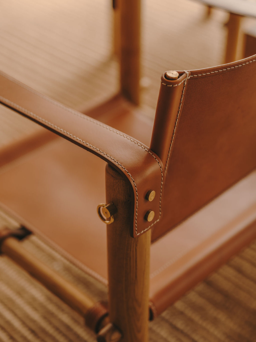 CÚBICA - Leather Chair with Wooden Structure by Antoni Bonet