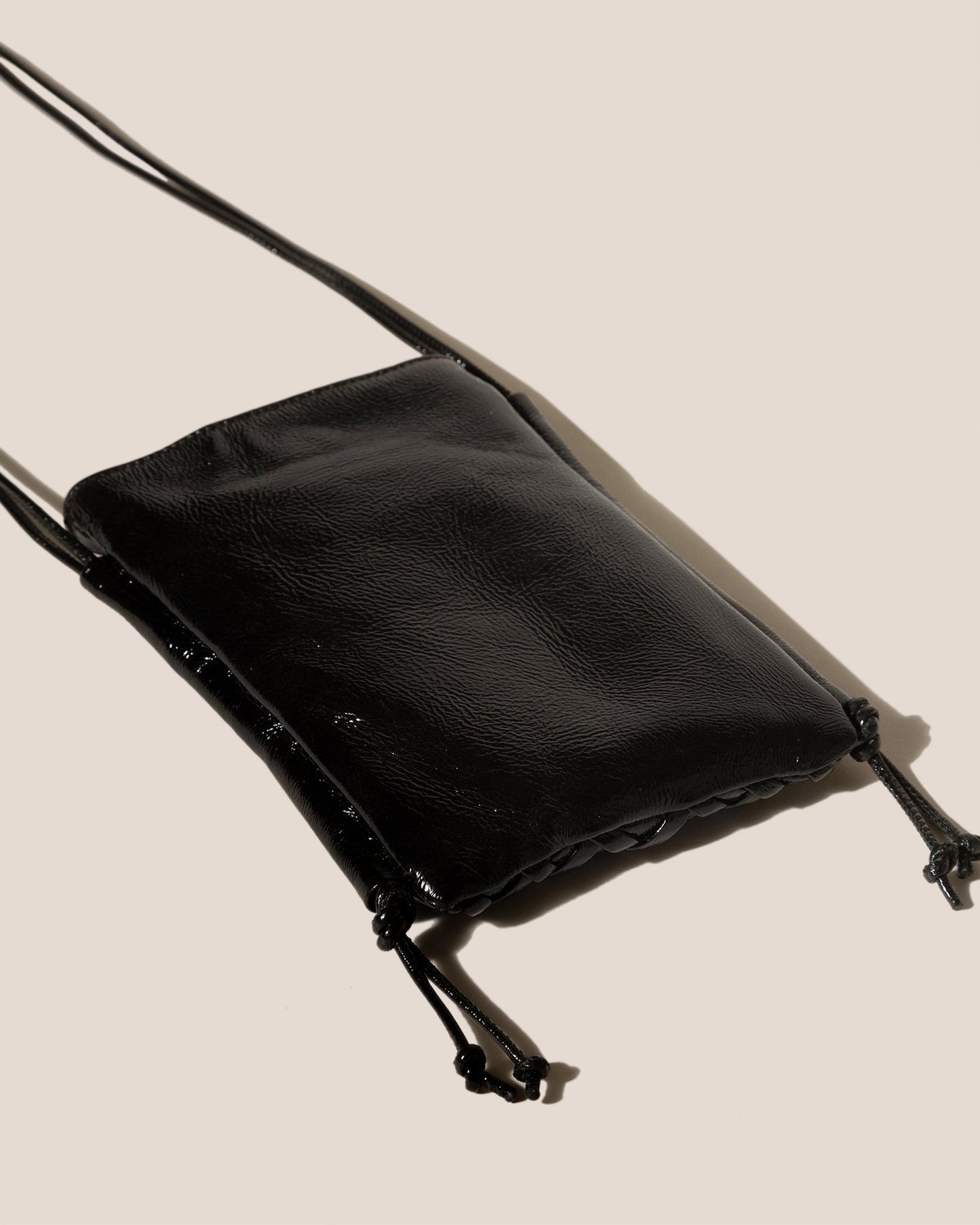 TRENA MINI CRINKLED GLOSSY - Flat Square Crossbody Bag