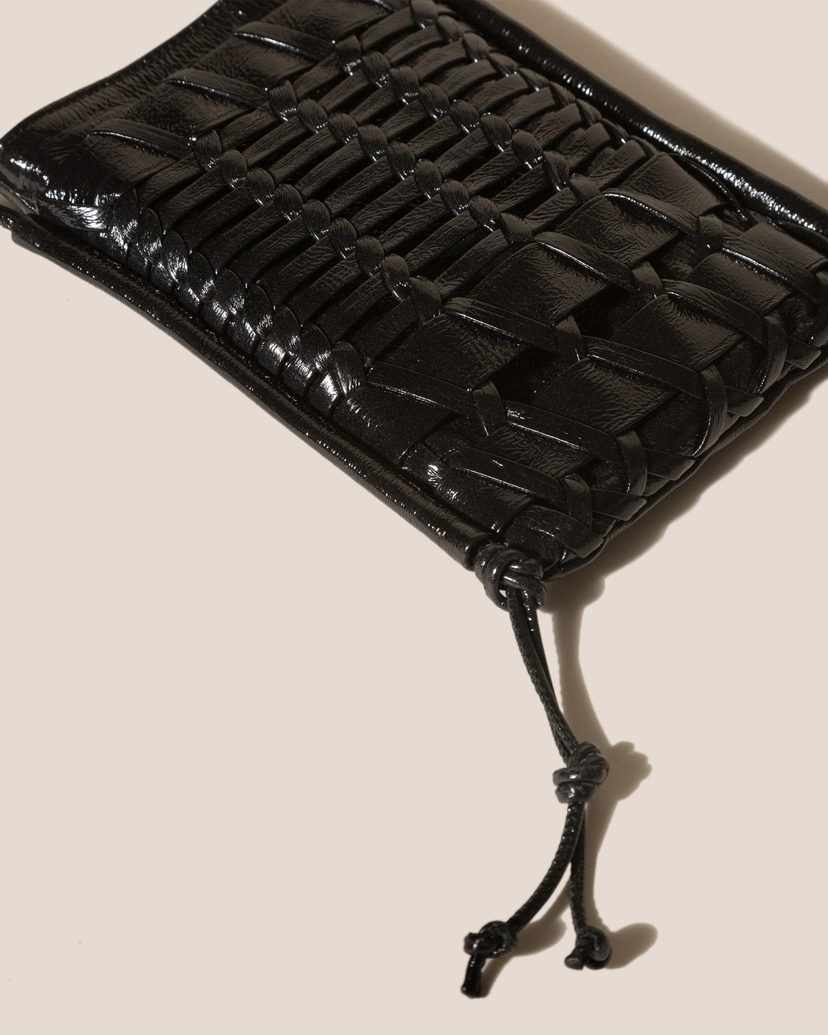 TRENA MINI CRINKLED GLOSSY - Flat Square Crossbody Bag