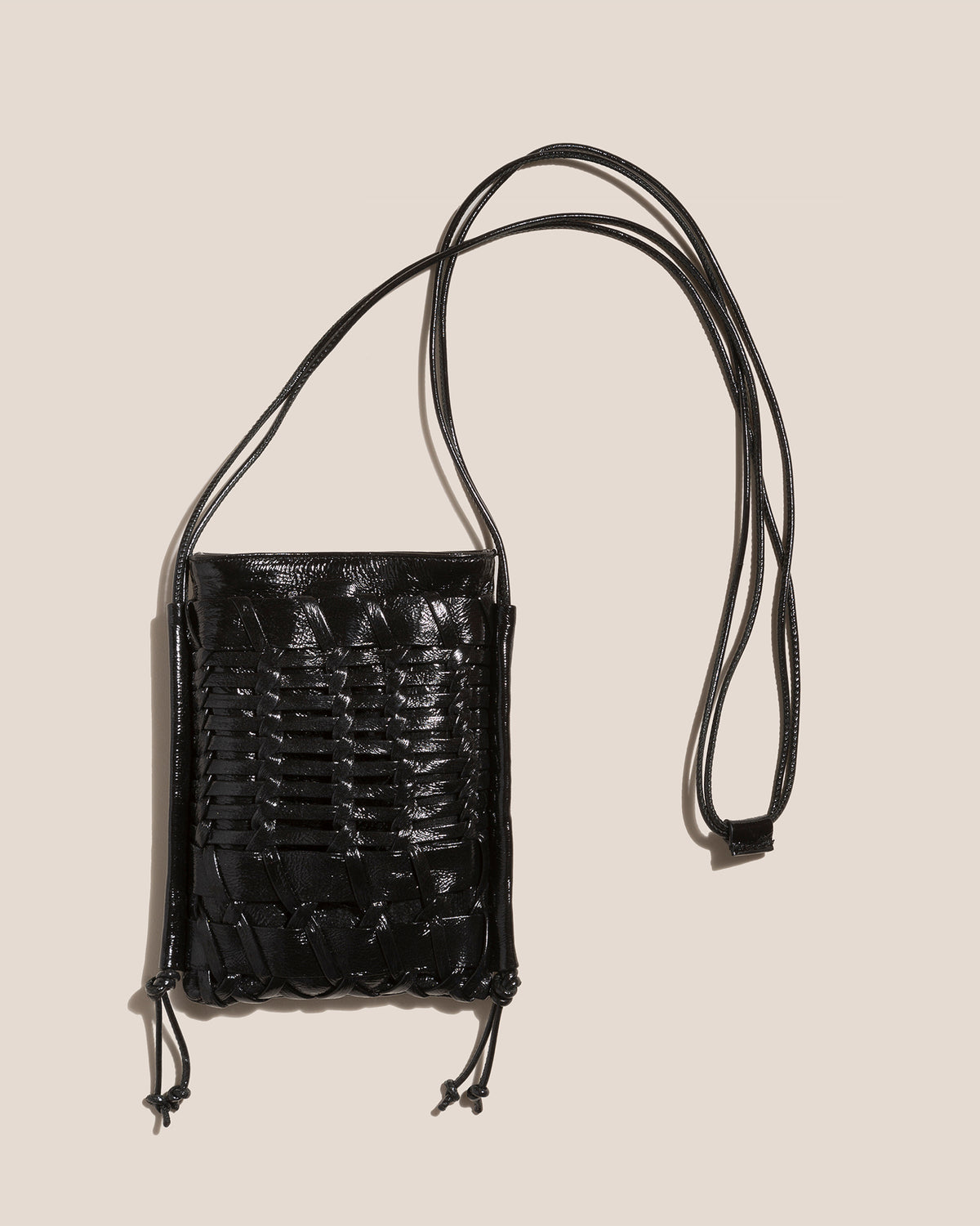 TRENA MINI CRINKLED GLOSSY - Flat Square Crossbody Bag