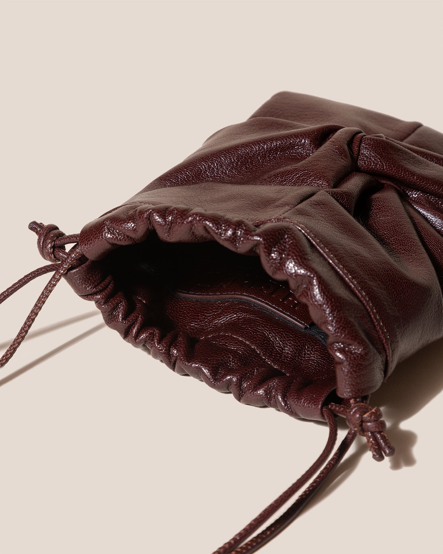 RONET MINI SUPPLE SHINY - Twisted Crossbody Bag