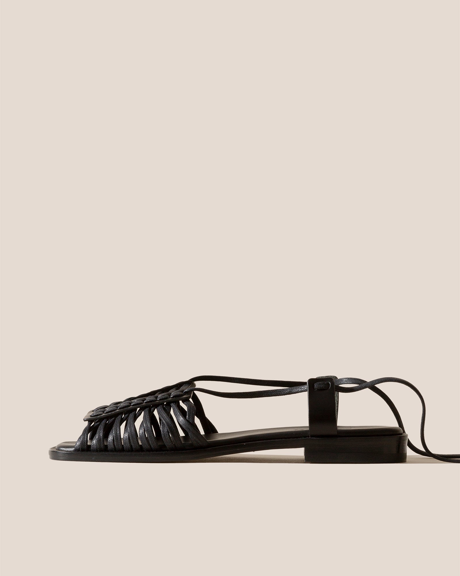 シューズ・サンダルその他 HEREU Woman Flat sandals Black CABE2WFS25 BLACK Women Sandals – Hereu Studio