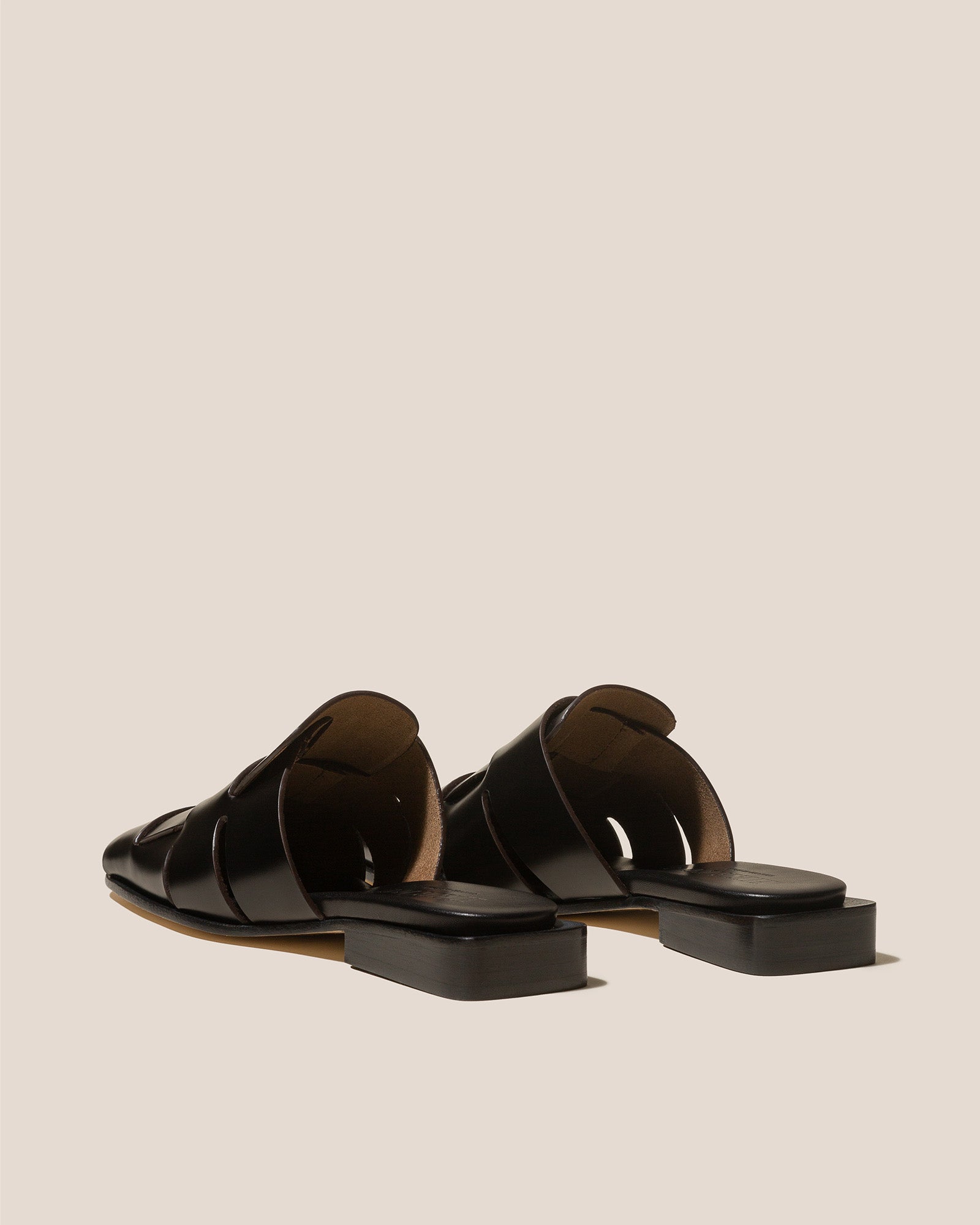 【UNITED TOKYO】Cow Leather Curvy Mule Cow Leather Curvy Mule(1 BLACK): : ウィメンズ｜UNITED TOKYO