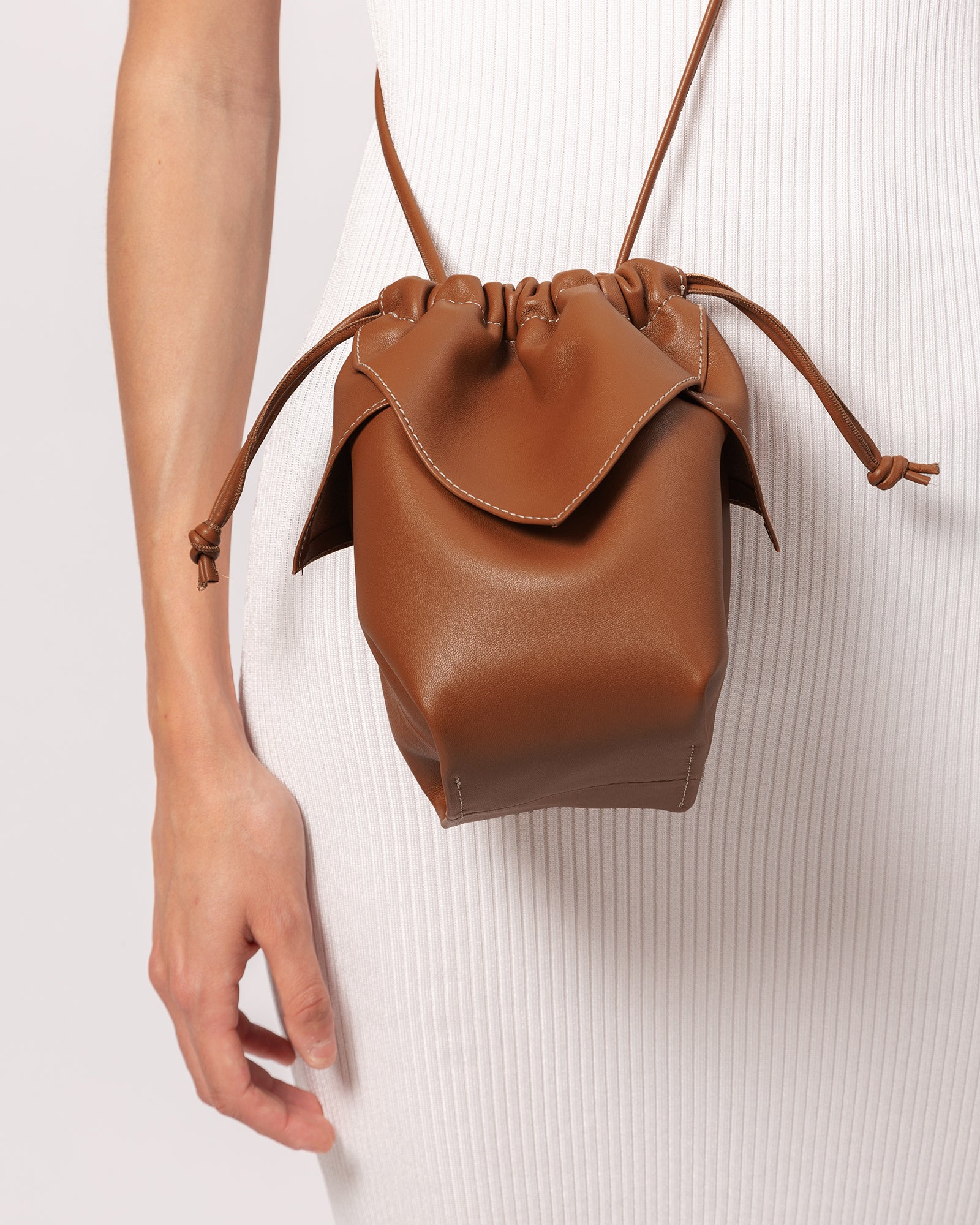 DUIXA CROSSBODY - Drawstring Detail Crossbody Bag – Hereu Studio