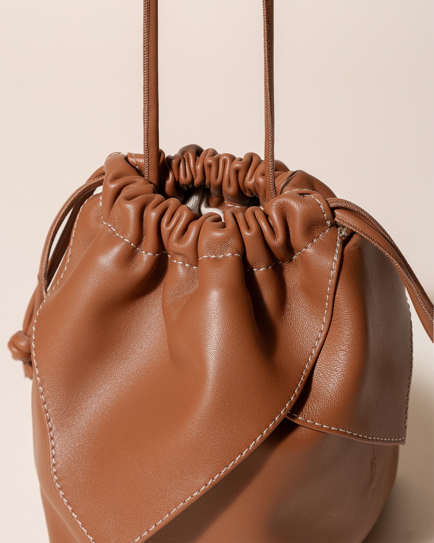 DUIXA CROSSBODY - Drawstring Detail Crossbody Bag