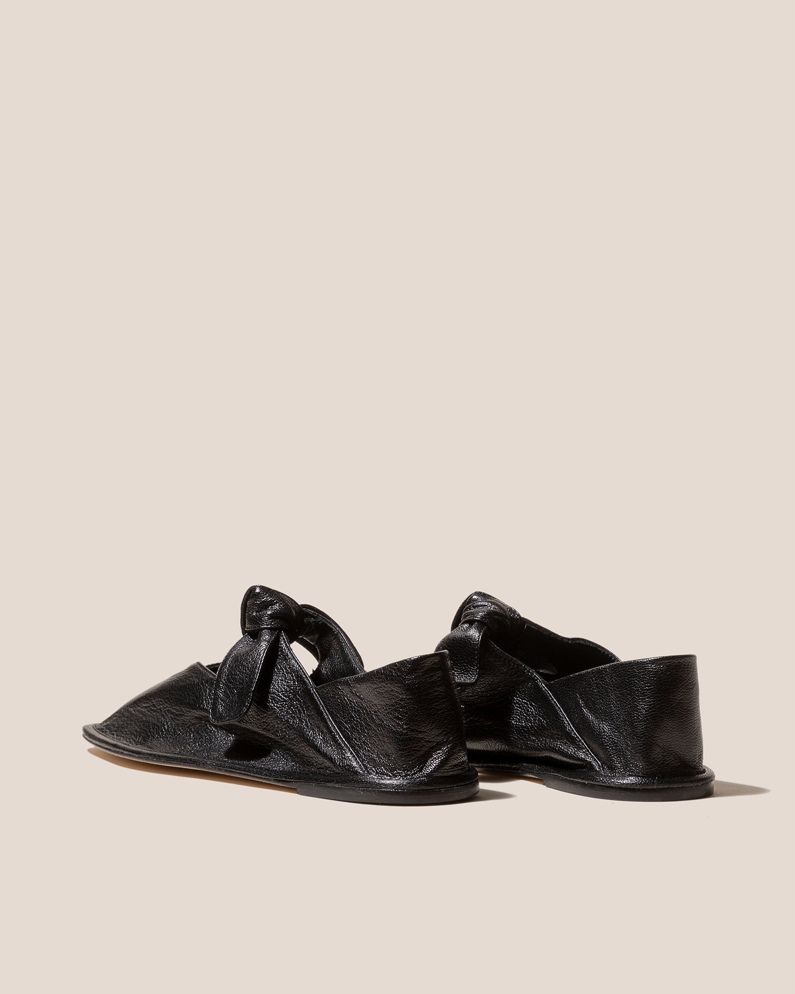 LLASADA SUPPLE SHINY - Front-Knot Pump – Hereu Studio