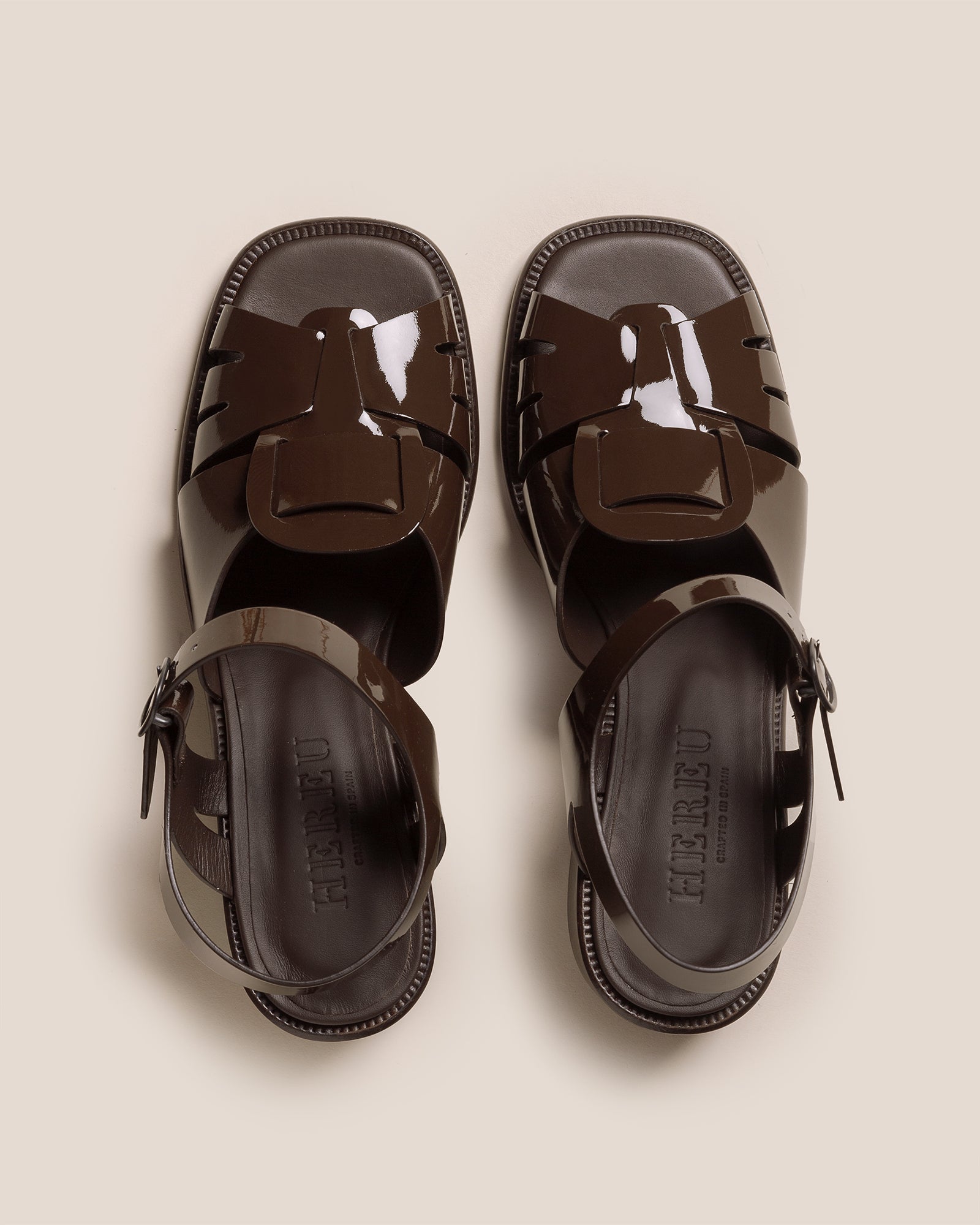 ANCORA SQUARED HEELED GLOSSY - Open-Toe Fisherman Sandal