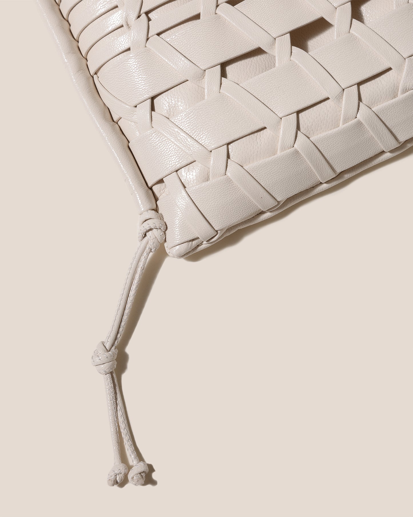 TRENA SUPPLE SHINY - Flat Square Crossbody Bag