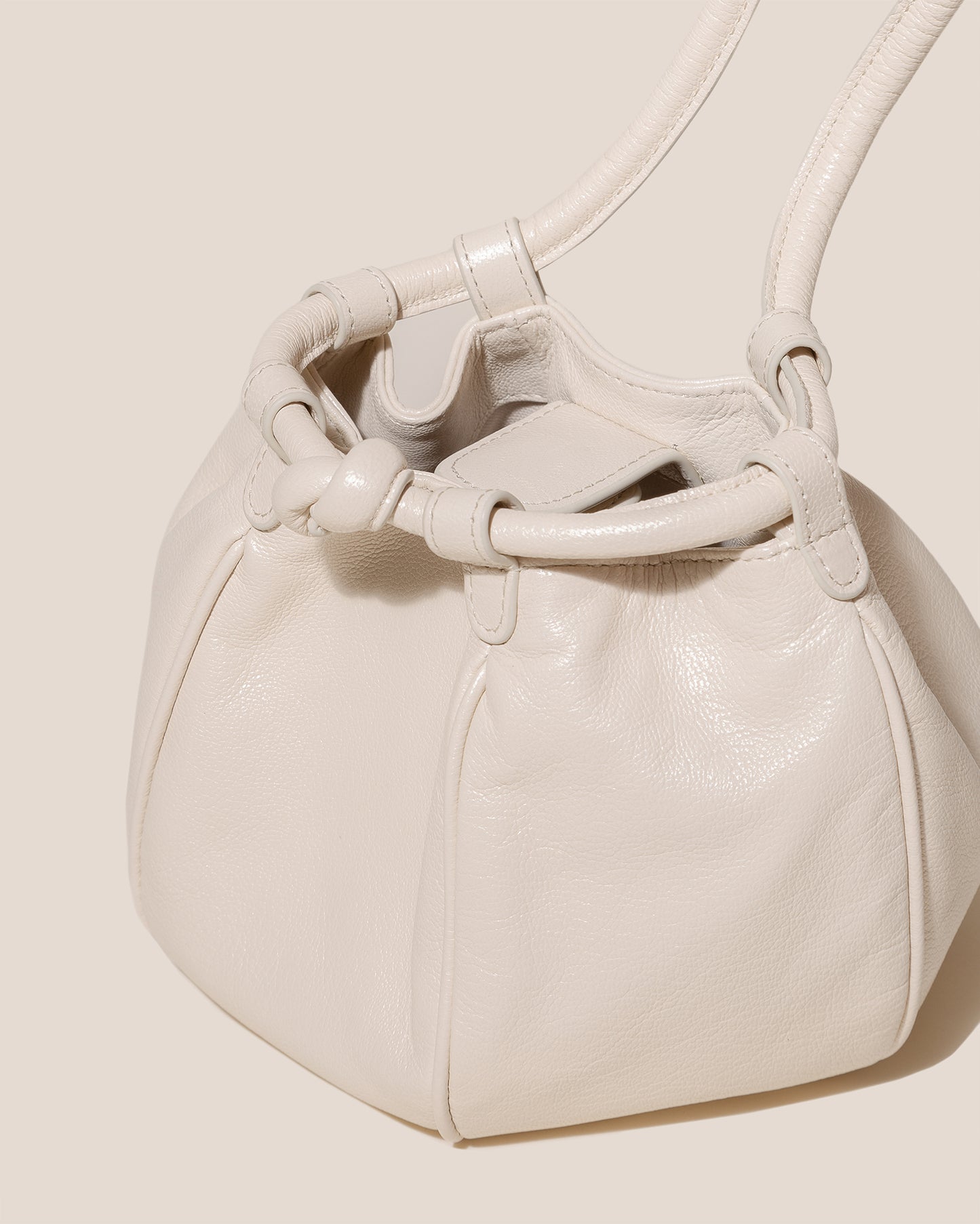 GLOBUL MINI SUPPLE SHINY - Balloon-Shaped Crossbody Bag