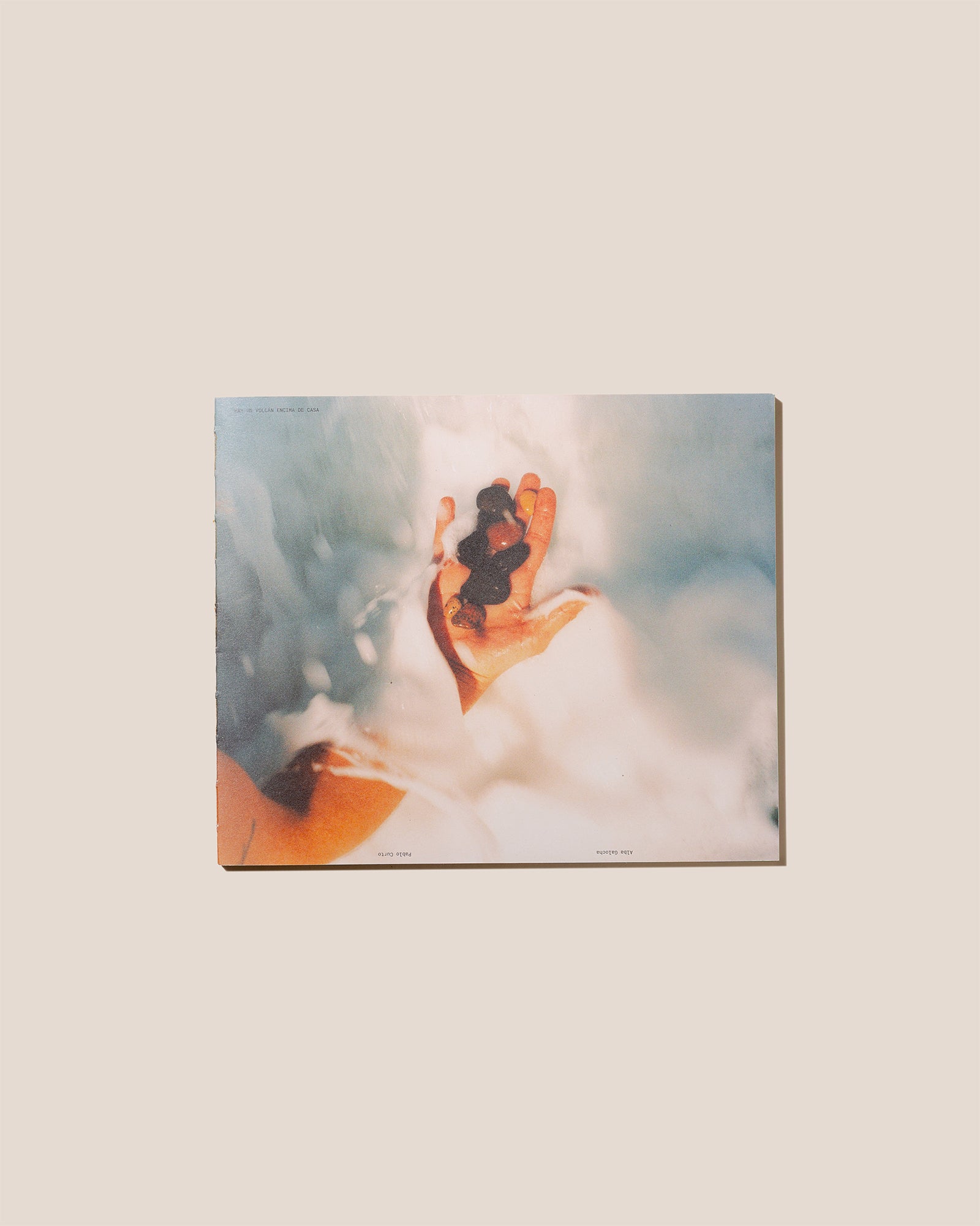 HAY UN VOLCÁN ENCIMA DE CASA - Alba Galocha and Pablo Curto Book