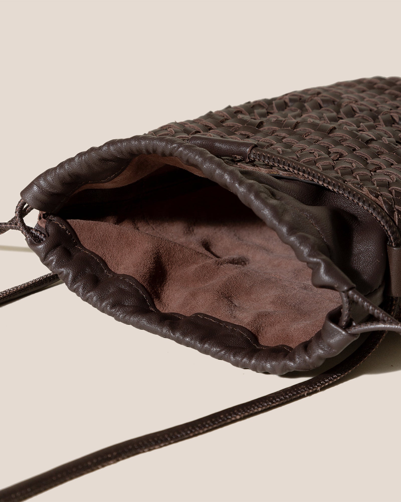 【HEREU】PALAU YUTE Hand-Braided Mini Bucket Crossbody Bag PALAU YUTE - Hand-Braided Mini Bucket Crossbody Bag – Hereu