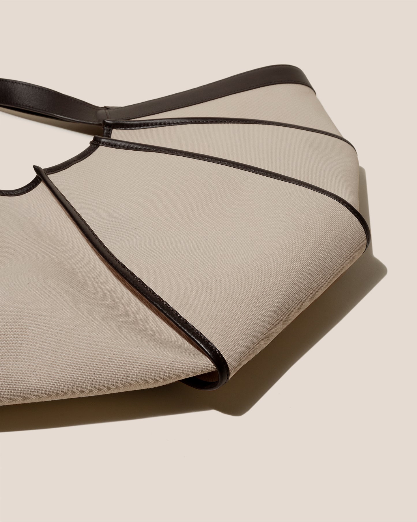 DELTA - Shell-Shaped Tote Bag