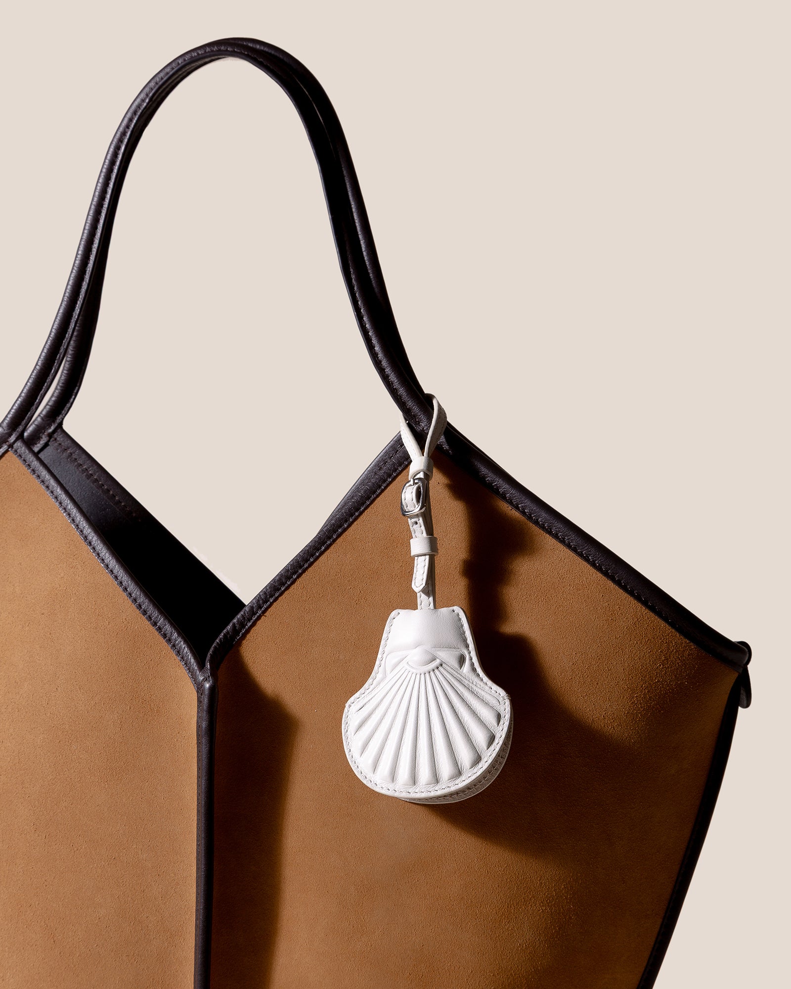 美品  L'Appartement HEREU Leather Mesh Bag BOMBON M SUPPLE SHINY - Medium Plaited-handle Leather Handbag