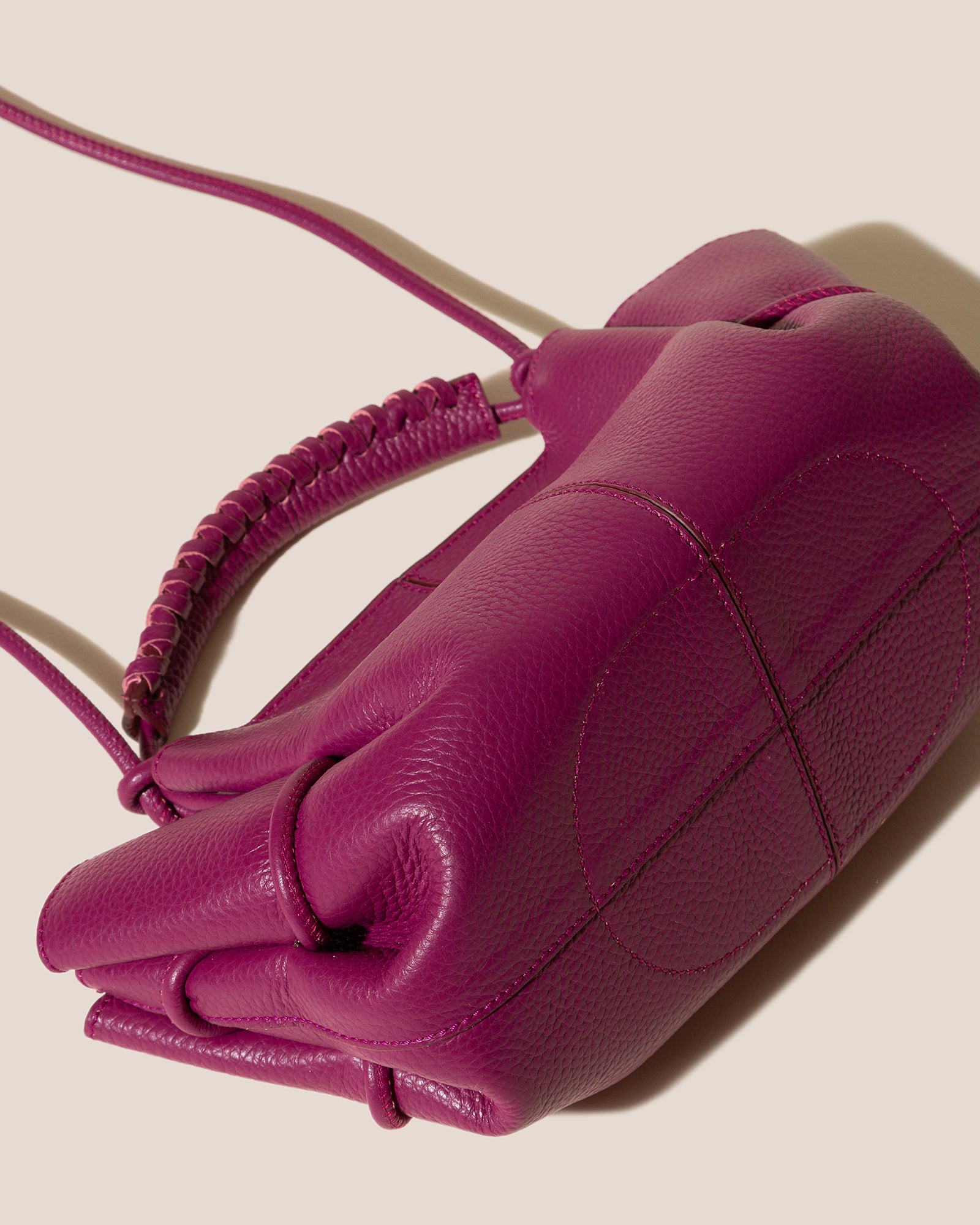 ARTA MINI GRAINY - Pleated Crossbody Bag
