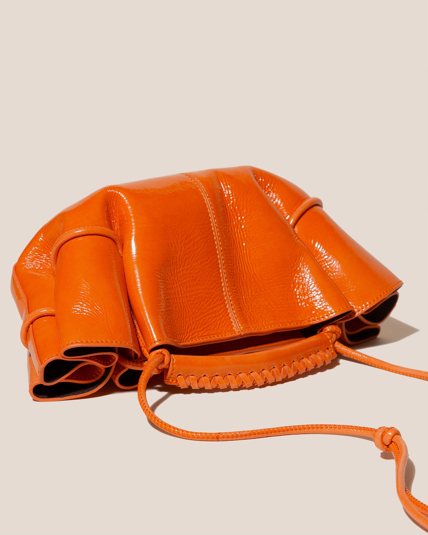 ARTA MINI CRINKLED GLOSSY - Pleated Crossbody Bag