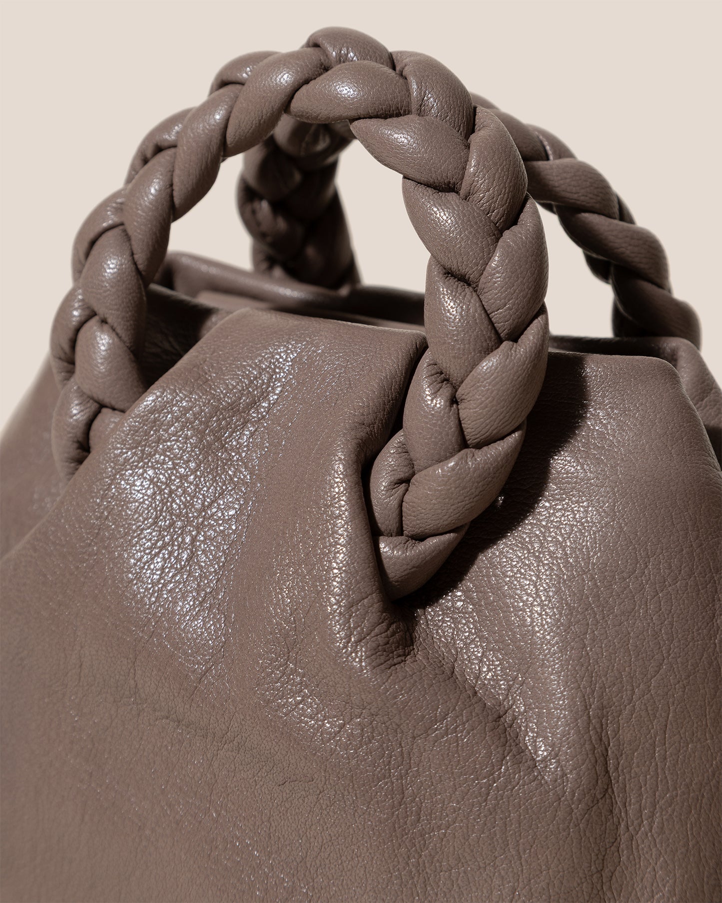 BOMBON SUPPLE SHINY - Plaited-handle Leather Handbag