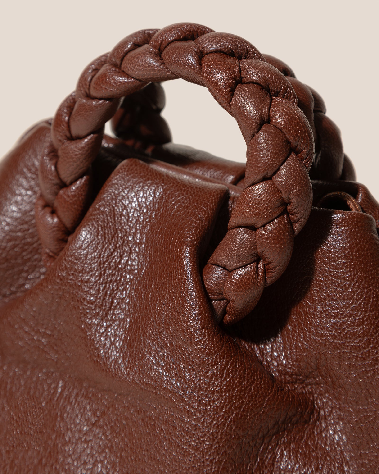 BOMBON SUPPLE SHINY - Plaited-handle Leather Handbag – Hereu Studio
