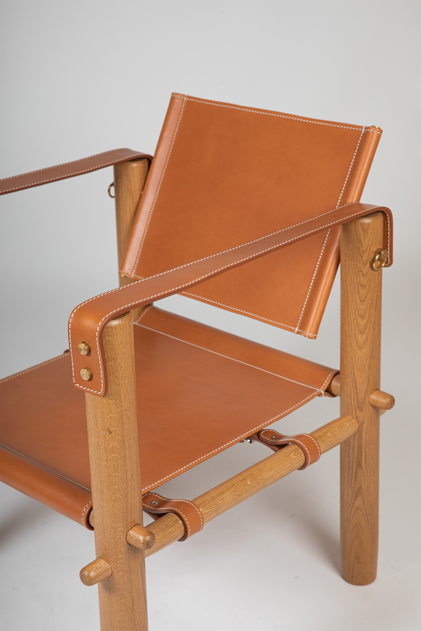 CÚBICA - Leather Chair with Wooden Structure by Antoni Bonet