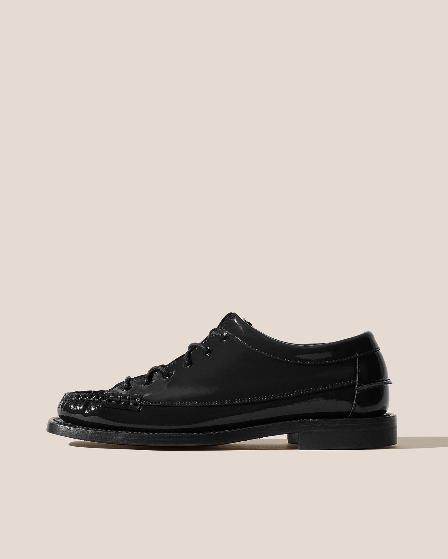 PRIEGO SQUARED GLOSSY - Lace up Moccasin