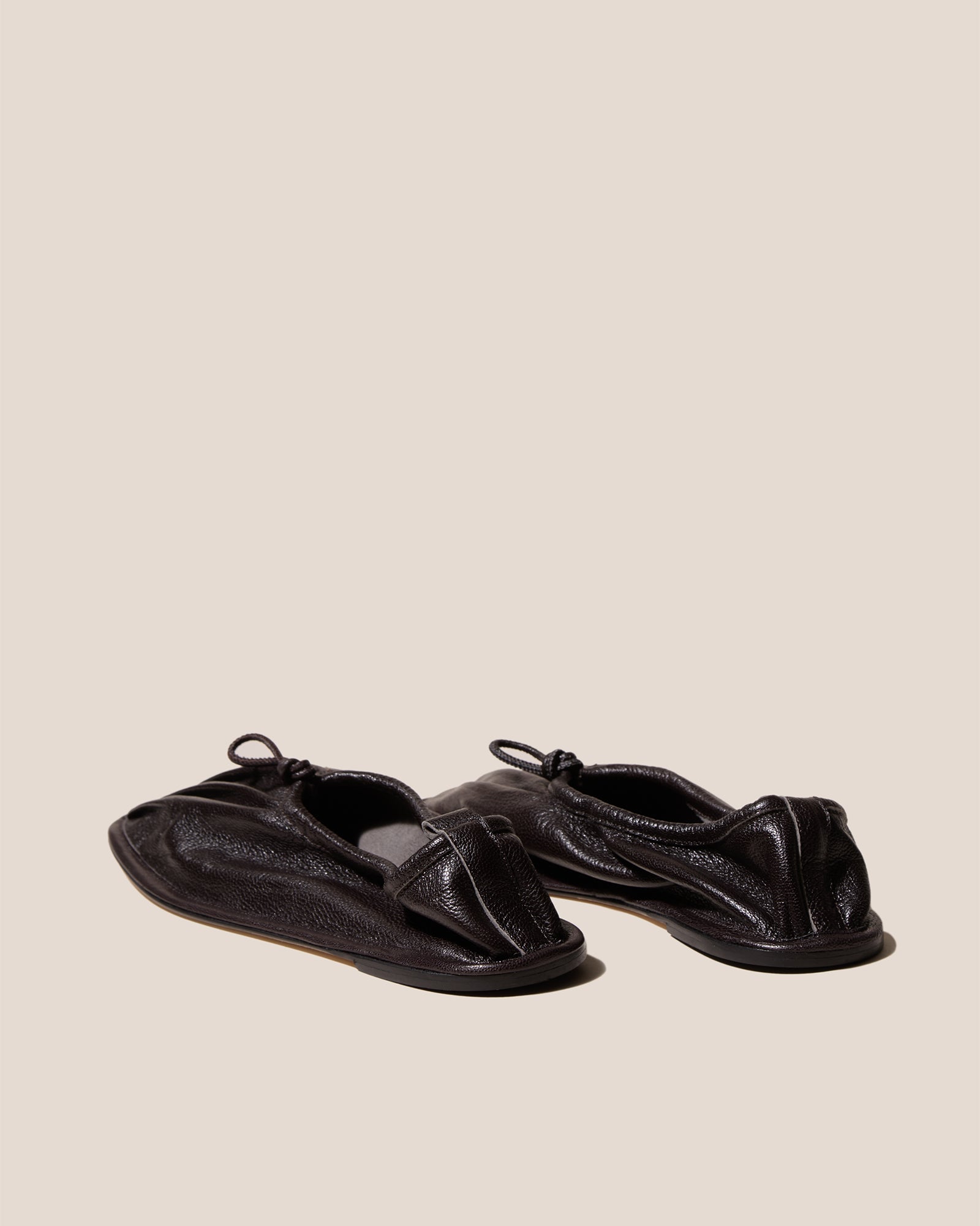 PUNTERA SUPPLE SHINY - Pleated-Toe Pump