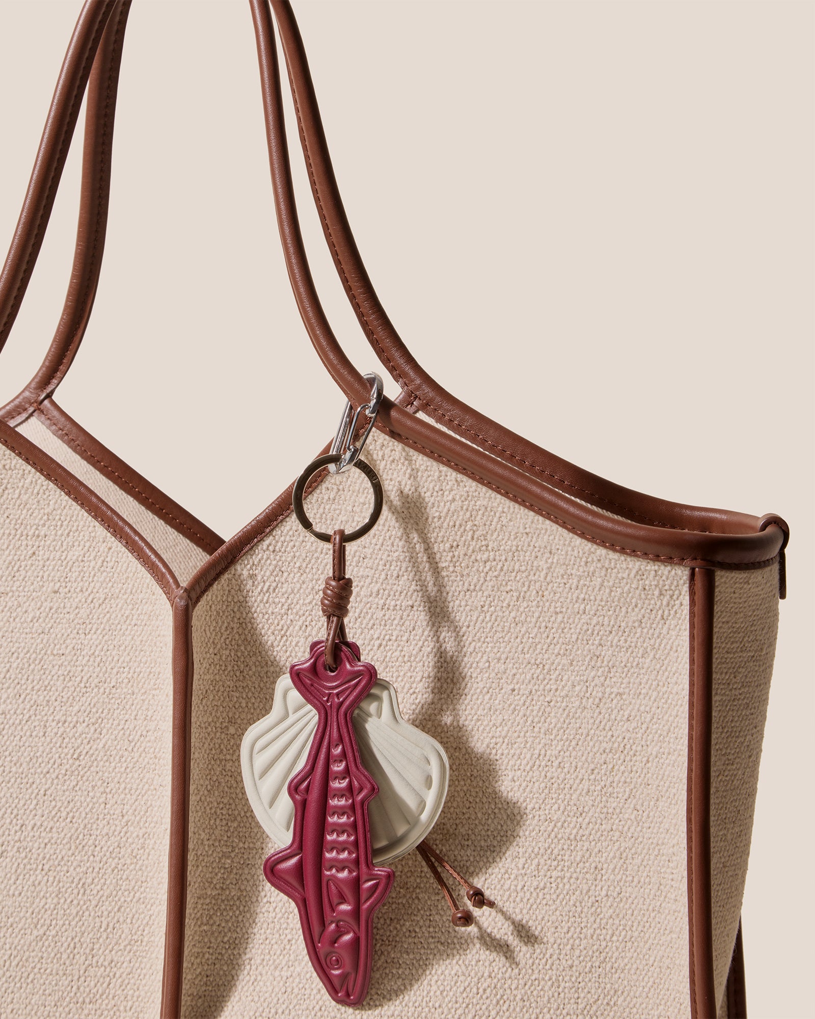 アクセサリー haruhalu LAMAR KEYCHAIN - Embossed Leather Keychain – Hereu Studio