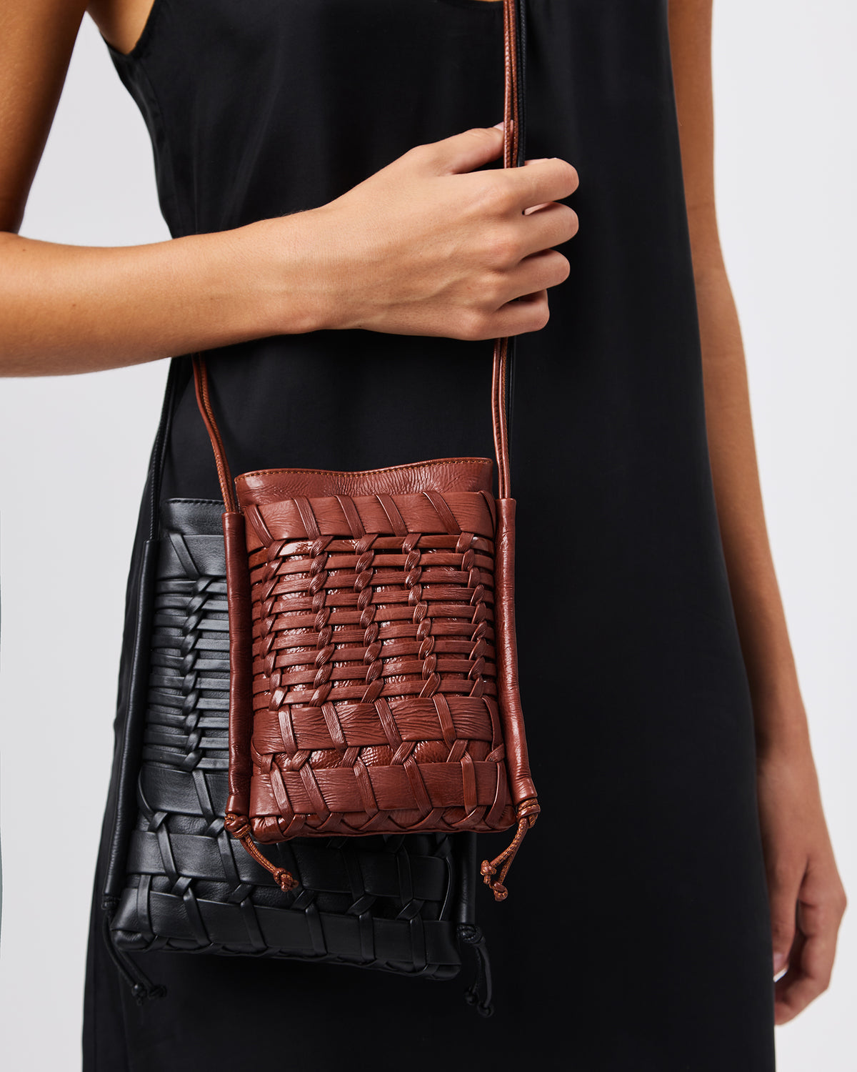 TRENA MINI CRINKLED GLOSSY - Flat Square Crossbody Bag