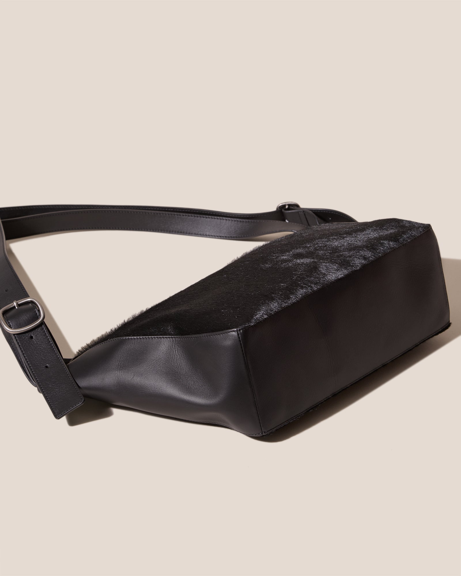 VINCLE CALF HAIR - Messenger Bag
