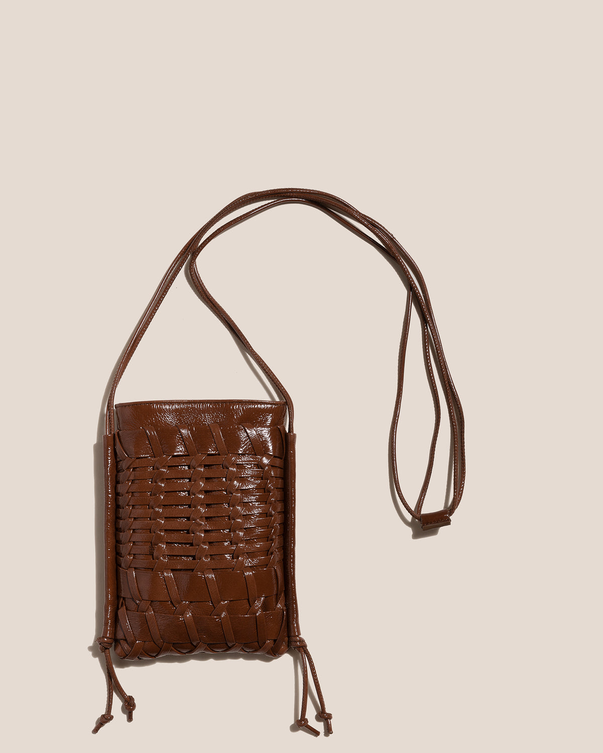 TRENA MINI CRINKLED GLOSSY - Flat Square Crossbody Bag