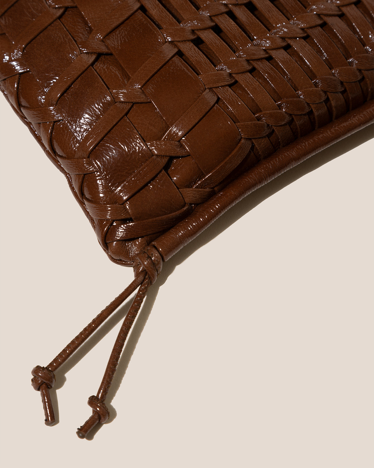 TRENA MINI CRINKLED GLOSSY - Flat Square Crossbody Bag