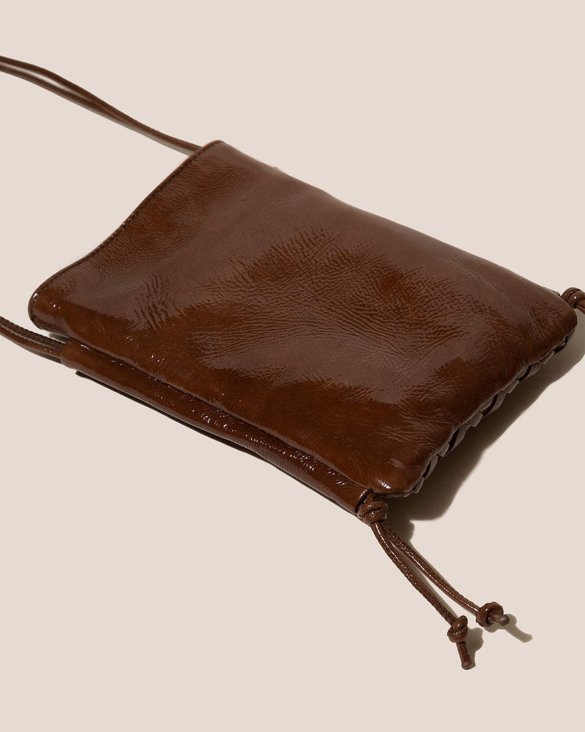 TRENA MINI CRINKLED GLOSSY - Flat Square Crossbody Bag
