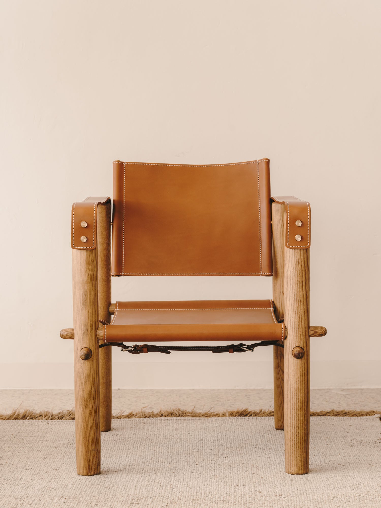 CÚBICA - Leather Chair with Wooden Structure by Antoni Bonet