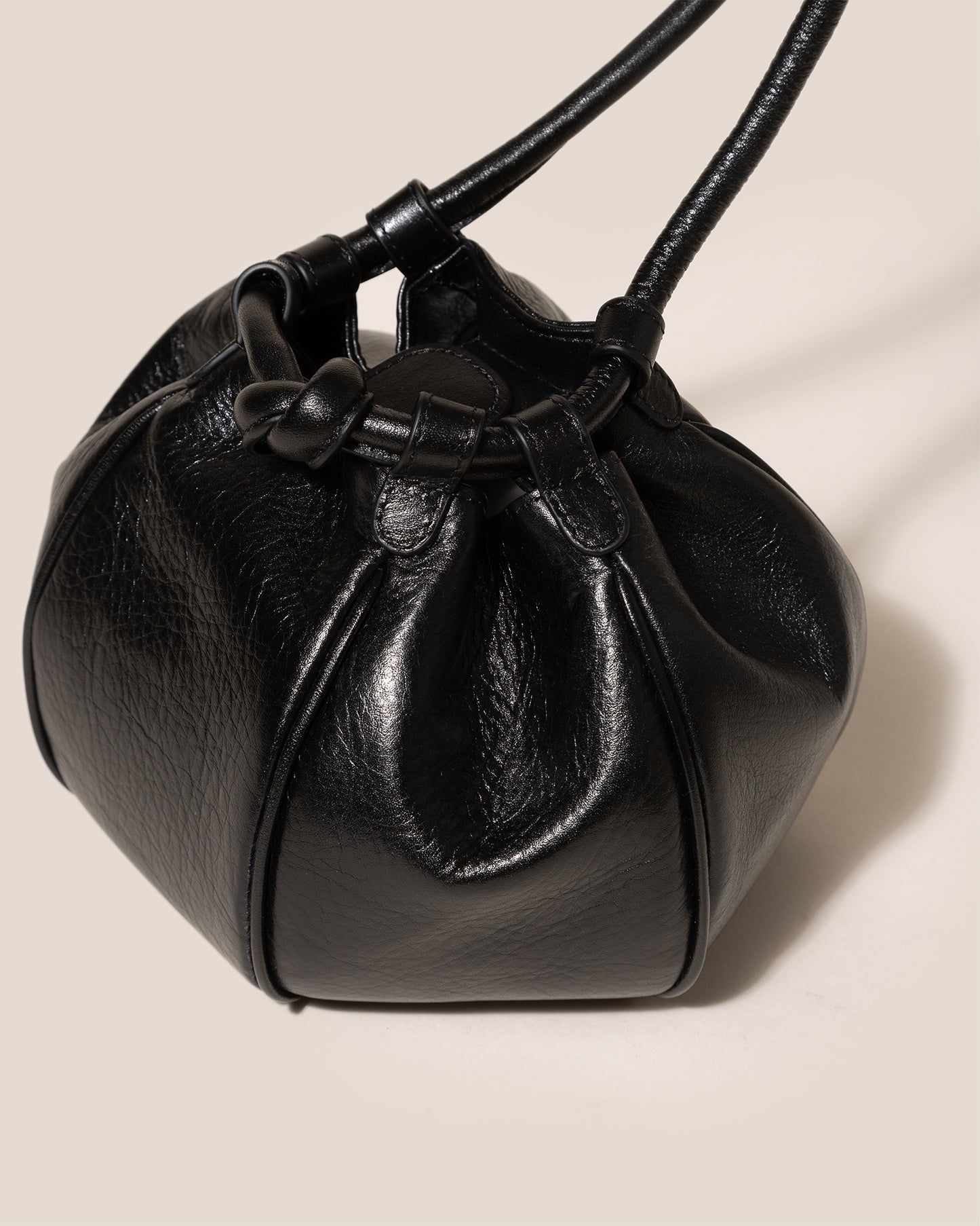 GLOBUL DISTRESSED - Balloon-Shaped Shoulder Bag – Hereu Studio